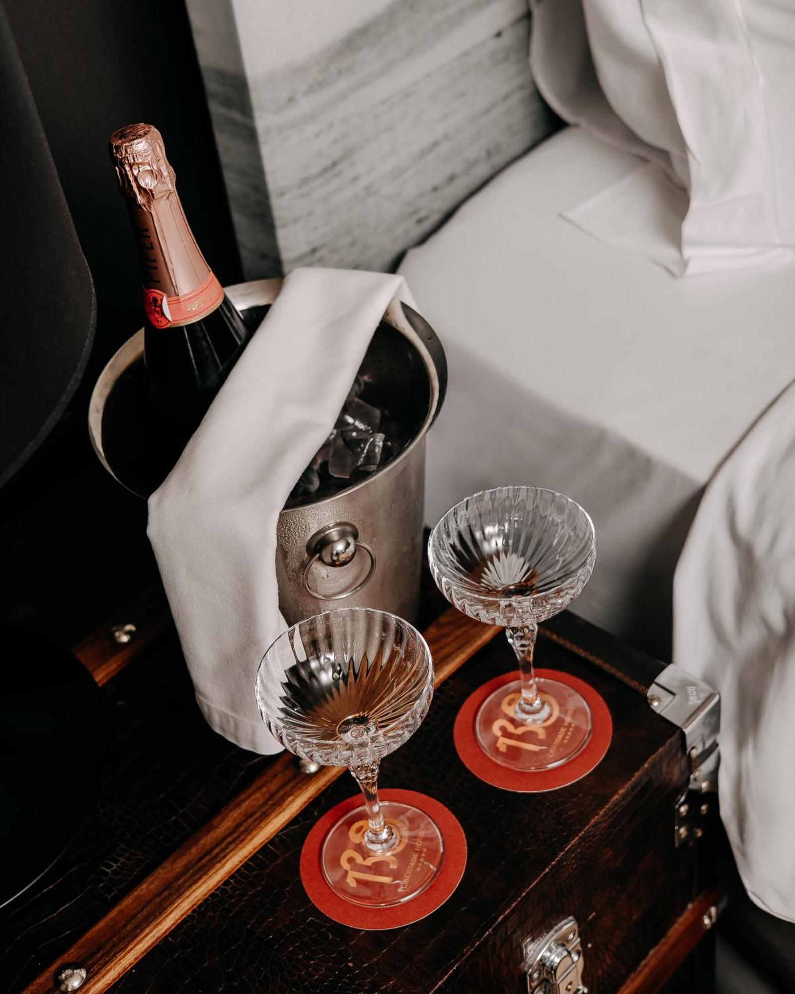 138 Liberdade Hotel Lisboa Ngoại thất bức ảnh Champagne in a cooler