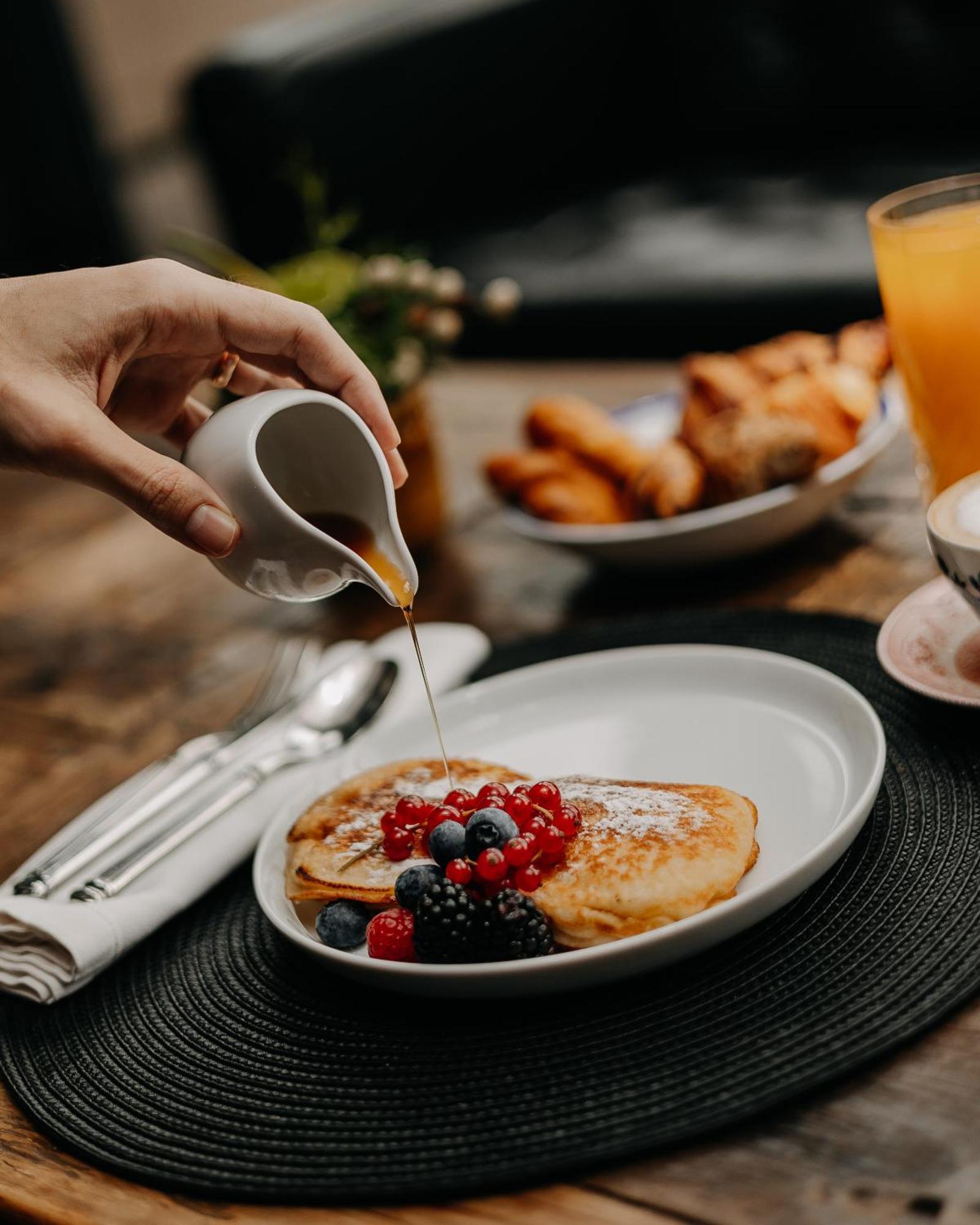 138 Liberdade Hotel Lisboa Ngoại thất bức ảnh Maple syrup being poured onto French toast